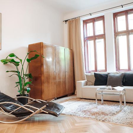 Oomph Vintage 2Br Gem Steps From Politechnika Apartman Varsó Kültér fotó